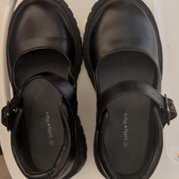 Little girls size 9 1/2 black shoes - Picture 2 of 3
